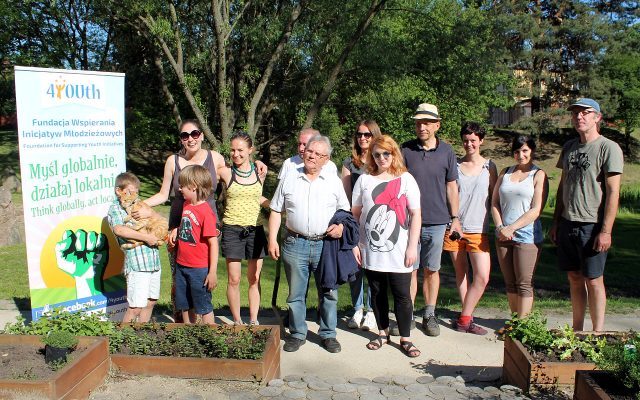 Grupa uczestników projektu Reaktywacja Społecznego Ogrodu Miejskiego w Milanówku