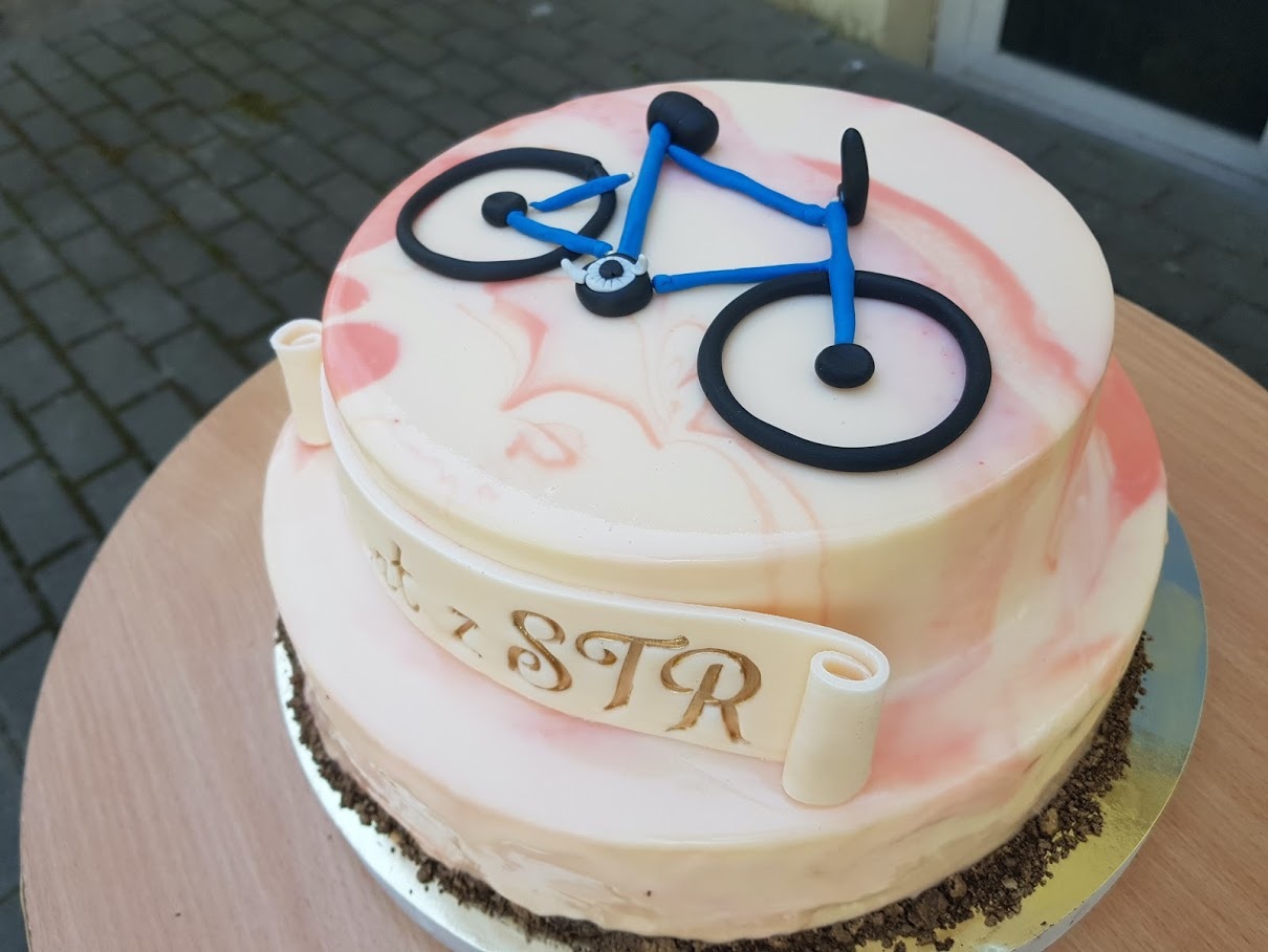 Tort z kremowym rowerkiem