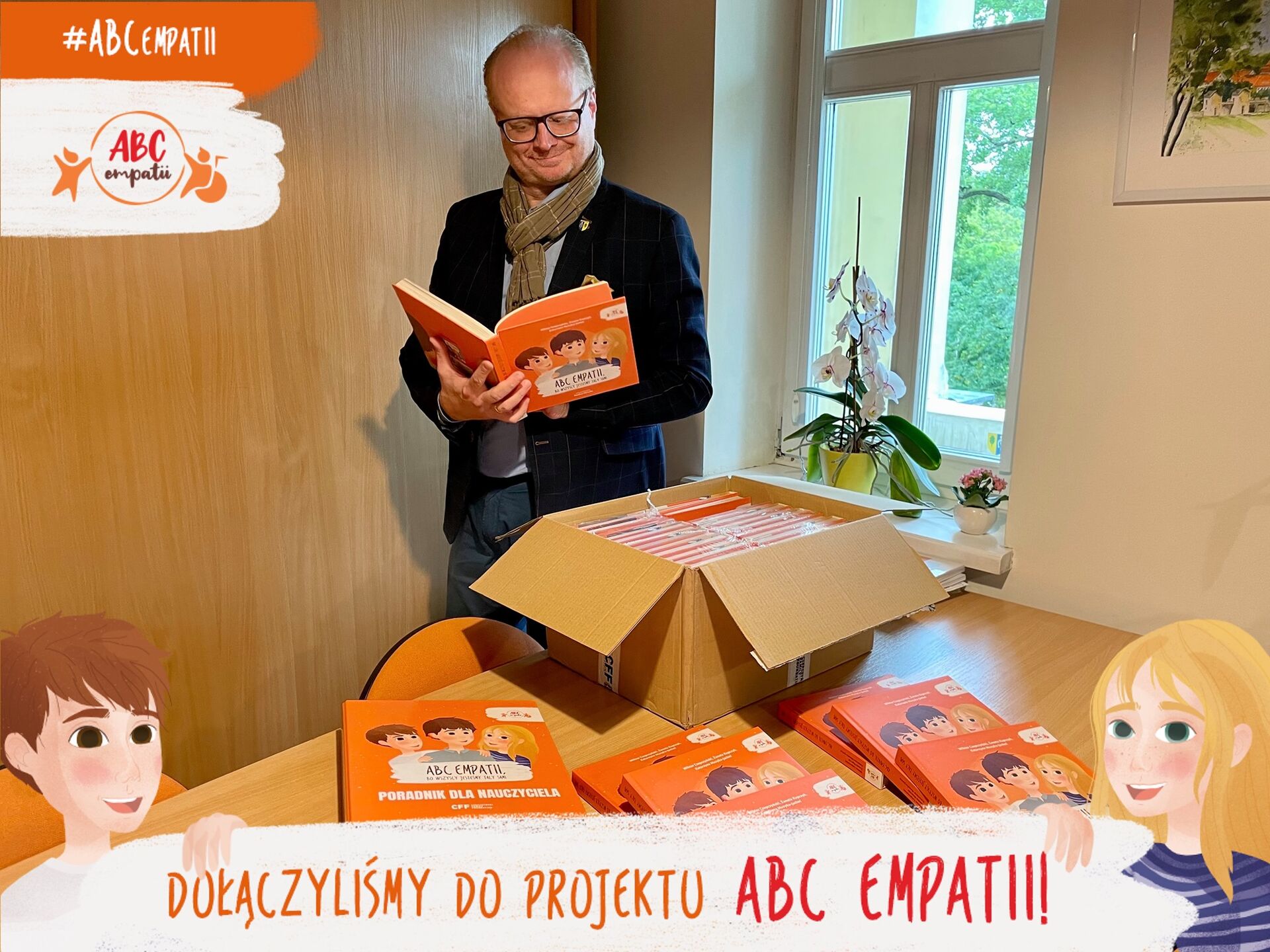 Burmistrz Piotr Remiszewski z książką "ABC Empatii"