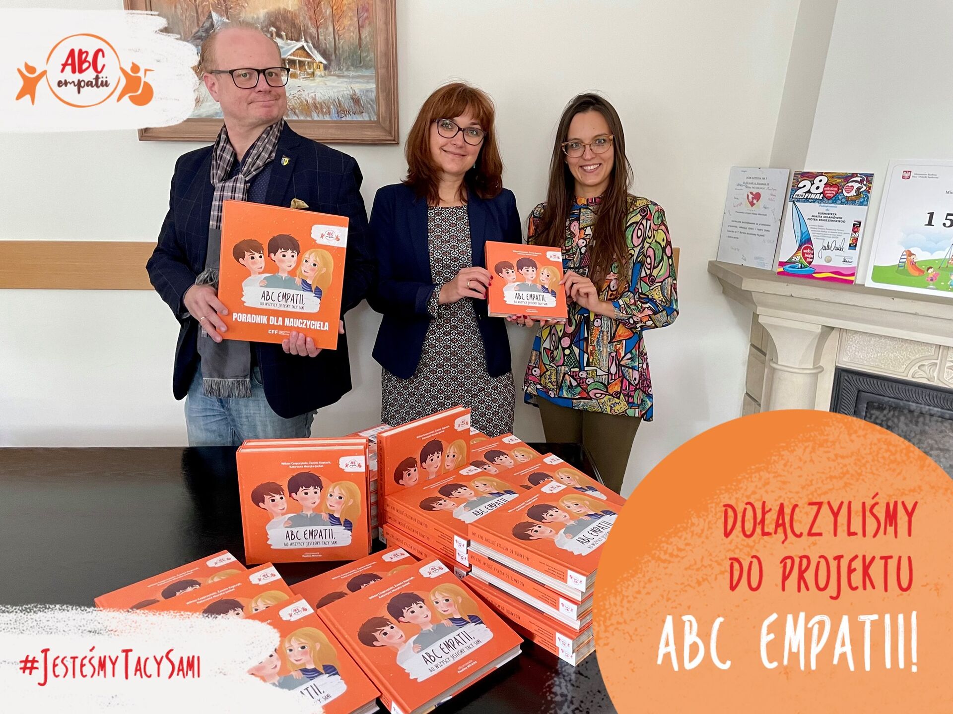 Burmistrz Piotr Remiszewski przekazuje egzemplarze książki "ABC Empatii" przedstawicielom SP1 w Milanówku