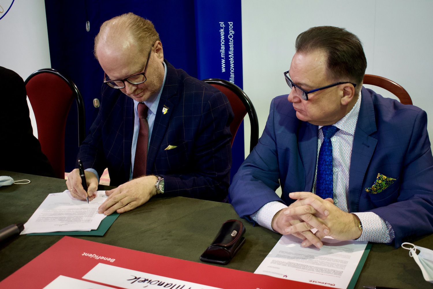 Burmistrz Piotr Remiszewski podpisujący umowę na dofinansowanie 