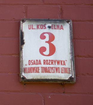 Tablica adresowa na budynku Teatru Letniego przy ul. Kościelnej 3