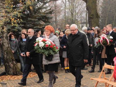Złożenie kwiatów przez delegację Polskiego Związku Emerytów, Rencistów i Inwalidów o. w Milanówku
