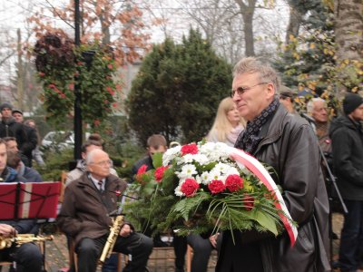Złożenie kwiatów przez radnego powiatowego - Andrzeja Olizarowicza
