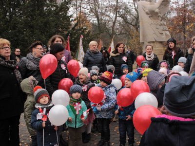 Dzieci z Przedszkola nr 1 w Milanówku w trakcie odśpiewania hymnu Polski w ramach ogólnopolskiej akcji ,,Niepodległa do hymnu”