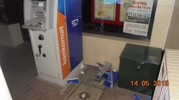 Zdewastowany bankomat, sprawna interwencja i ujęci sprawcy - grafika
