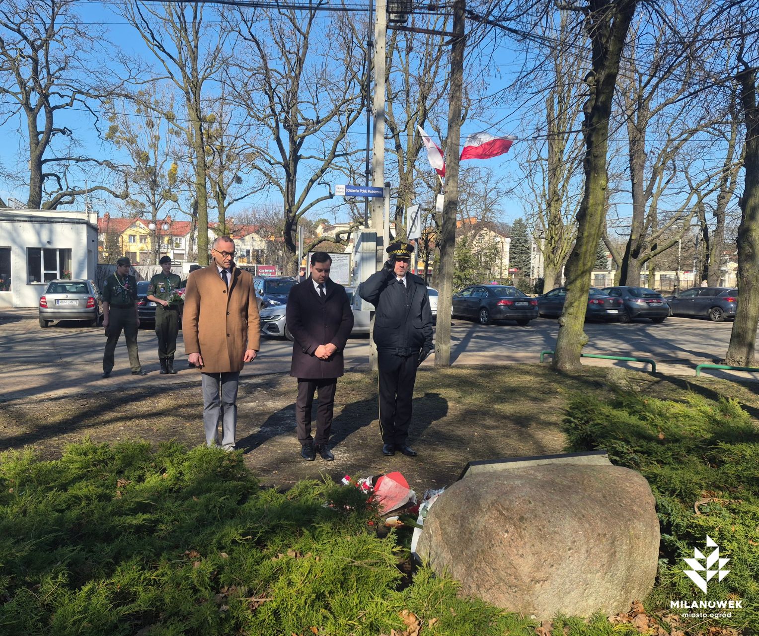na zdjęciu Zastępca Burmistrza, Zastępca Komendanta Straży Miejskiej oraz&nbsp;Przewodniczący Rady Miasta Milan&oacute;wka