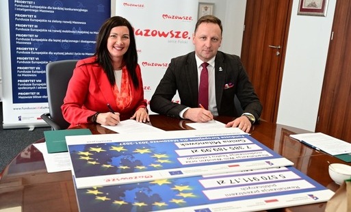 burmistrz podpisuje umowę