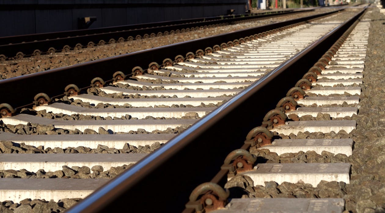 Zdjęcie przedstawiające tory kolejowe