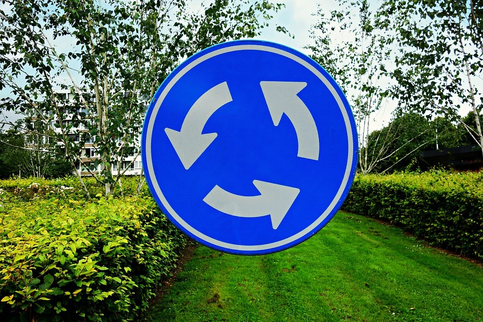 Obrazek przedstawiający znak o skrzyżowaniu okrężnym