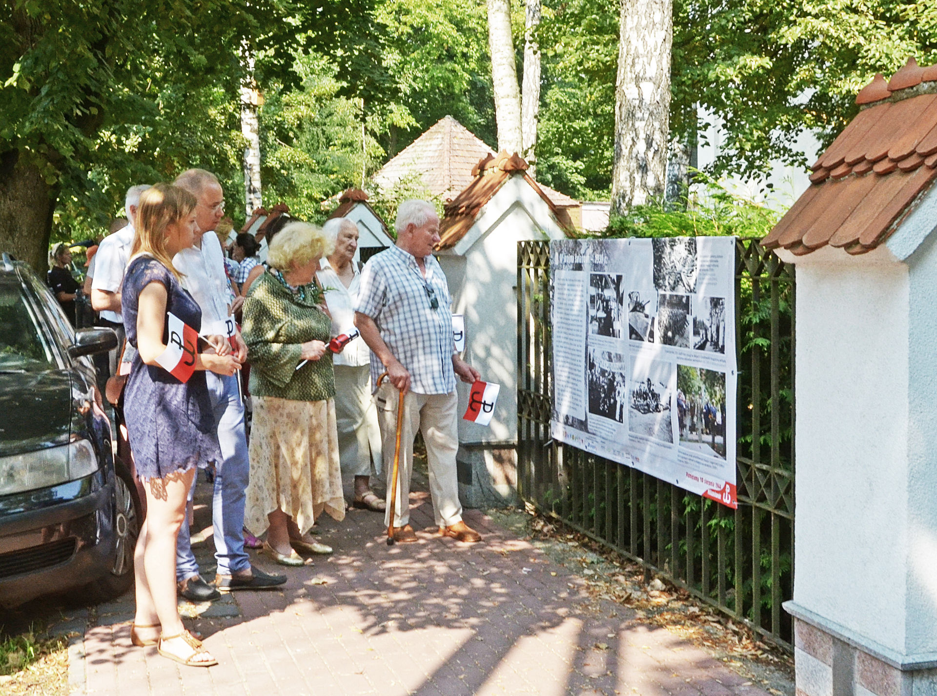 P. Ludwik Hoffmann przy jednej z plansz wystawy towarzyszącej uroczystości 71. rocznicy tragicznej śmierci obsługi magazynu broni Obwodu AK „Bażant”. 9 sierpnia 2015 r. Fot. Mariusz Koszuta