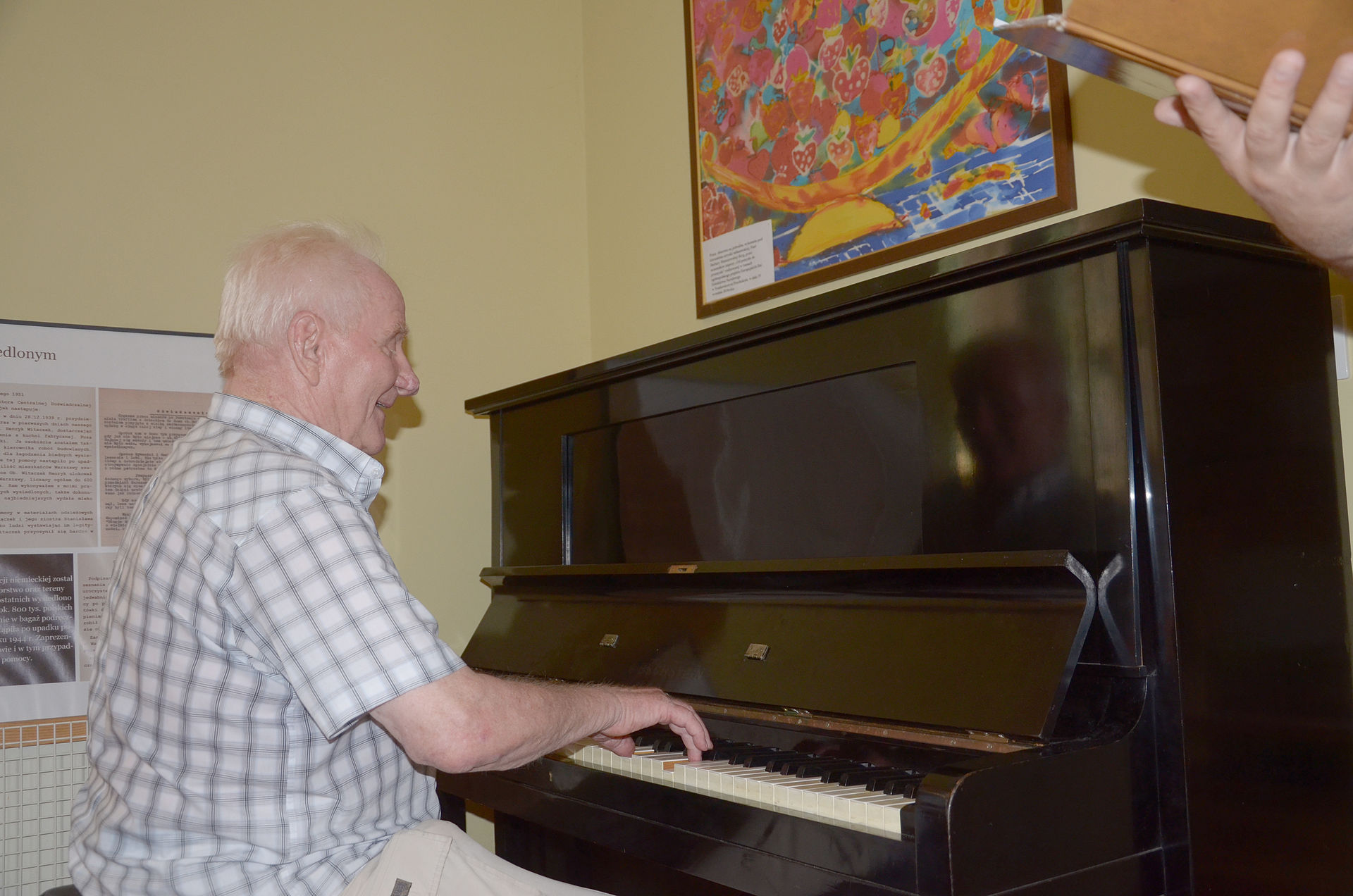 Ludwik Hoffmann przy pianinie w willi Księżanka podczas spotkania uczestników uroczystości.  9 sierpnia 2015 r. Fot. Mariusz Koszuta