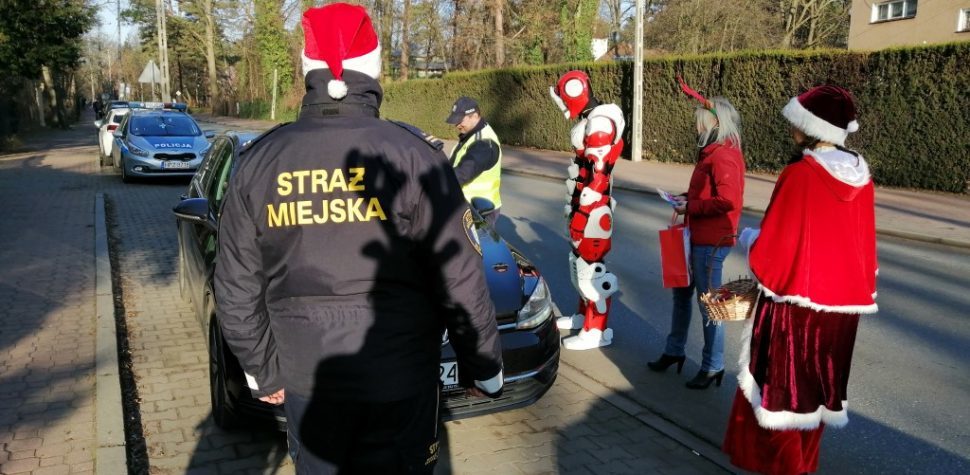 Strażnicy Miejscy, Policjanci i pracownicy OPS-u podczas akcji "Mikołajki i Dzień odblasku 2019"