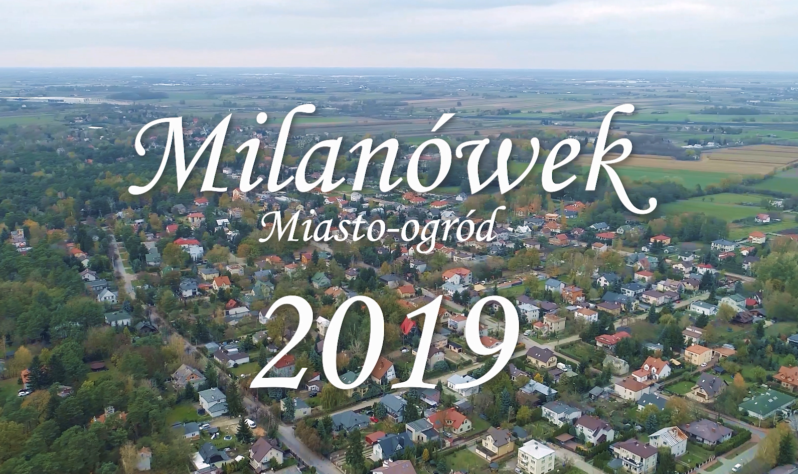 Zdjęcie Milanówka z drona z napisem Milanówek Miasto-ogród 2019