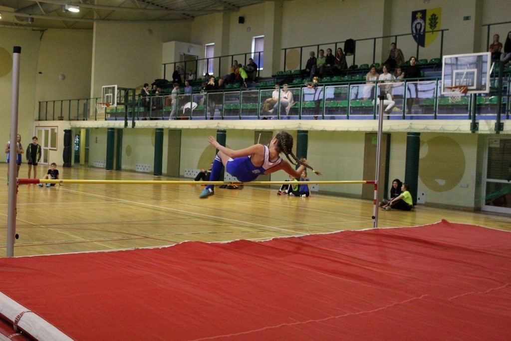 Zdjęcie lekkoatletki skaczącej wzwyż