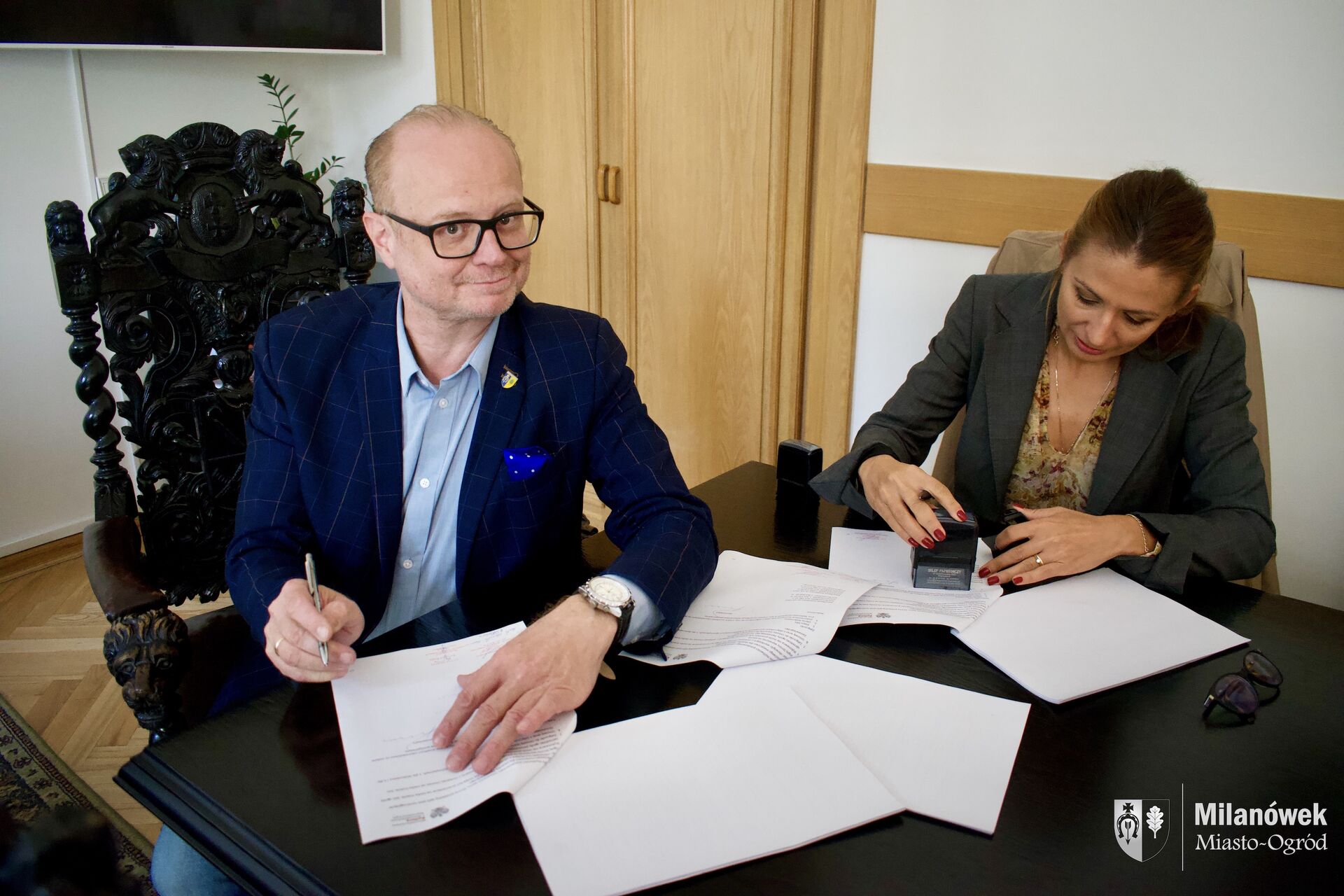 Burmistrz Miasta Milanówka Piotr Remiszewski oraz prezes firmy Revita Krystyna Czajkowska podpisują umowę na rewitalizację Willi Waleria