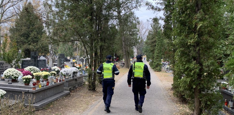 Patrol Straży Miejskiej na Cmentarzu Parafialnym w Milanówku