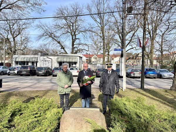 Kwiaty składa Burmistrz Miasta Milanówka, radny Krzysztof Ołpiński, Komendant Straży Miejskiej
