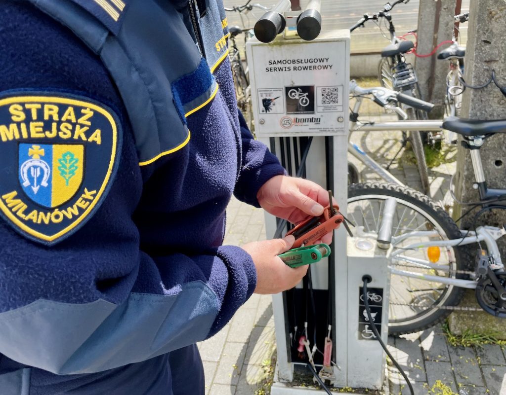 Patrole rowerowe SM sprawdzają stan sprzętu w serwisach samoobsługowych