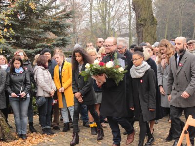 Złożenie kwiatów przez Burmistrza Elekta wraz z rodziną i radnymi VIII kadencji