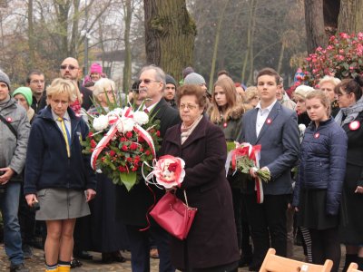 Złożenie kwiatów przez delegację Stowarzyszenia Pamięci Rodzinnej