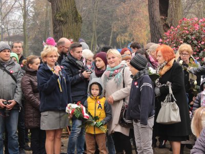 Złożenie kwiatów przez radną Hannę Młynarską wraz z wnuczkami
