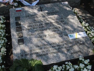 Pomnik upamiętniający poległych żołnierzy na cmentarzu parafialnym