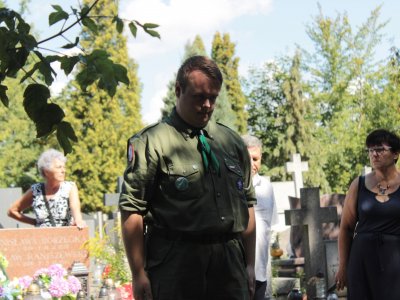 Złożenie kwiatów przez przedstawiciela Stowarzyszenia Przyjaciół Armii Krajowej w Milanówku na cmentarzu parafialnym