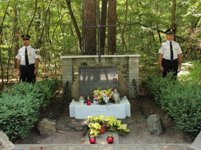 Pomnik upamiętniający zniszczony magazyn broni AK Obwodu 