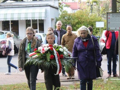 Złożenie kwiatów pod pomnikiem rtm. Witolda Pileckiego przez przedstawicieli Stowarzyszenia Przyjaciół Armii Krajowej w Milanówku