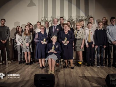 Wspólne zdjęcie Laureatek wraz ze stypendystami oraz laureatami nagród
