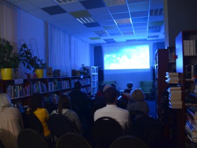 Projekcja filmu w Miejskiej Bibliotece Publicznej podczas Nocnej Strefy