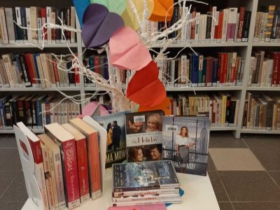 Zakładki biblioteczne wykonane przez Bibliotekę w Milanówku przy pomocy drukarki 3D oraz propozycję książek na Walentynki