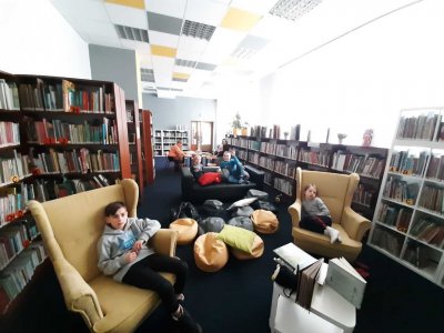 Dzieci oglądające film w Bibliotece