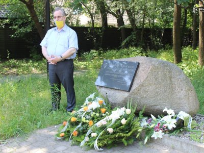 Tadeusz Kuldanek, Prezes Stowarzyszenia Pamięci Rodzinnej przy tablicy upamiętniającej Michała Lasockiego